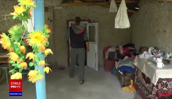 Rămas văduv la 50 de ani, un tată se chinuie din răsputeri să-și crească cei doi copii