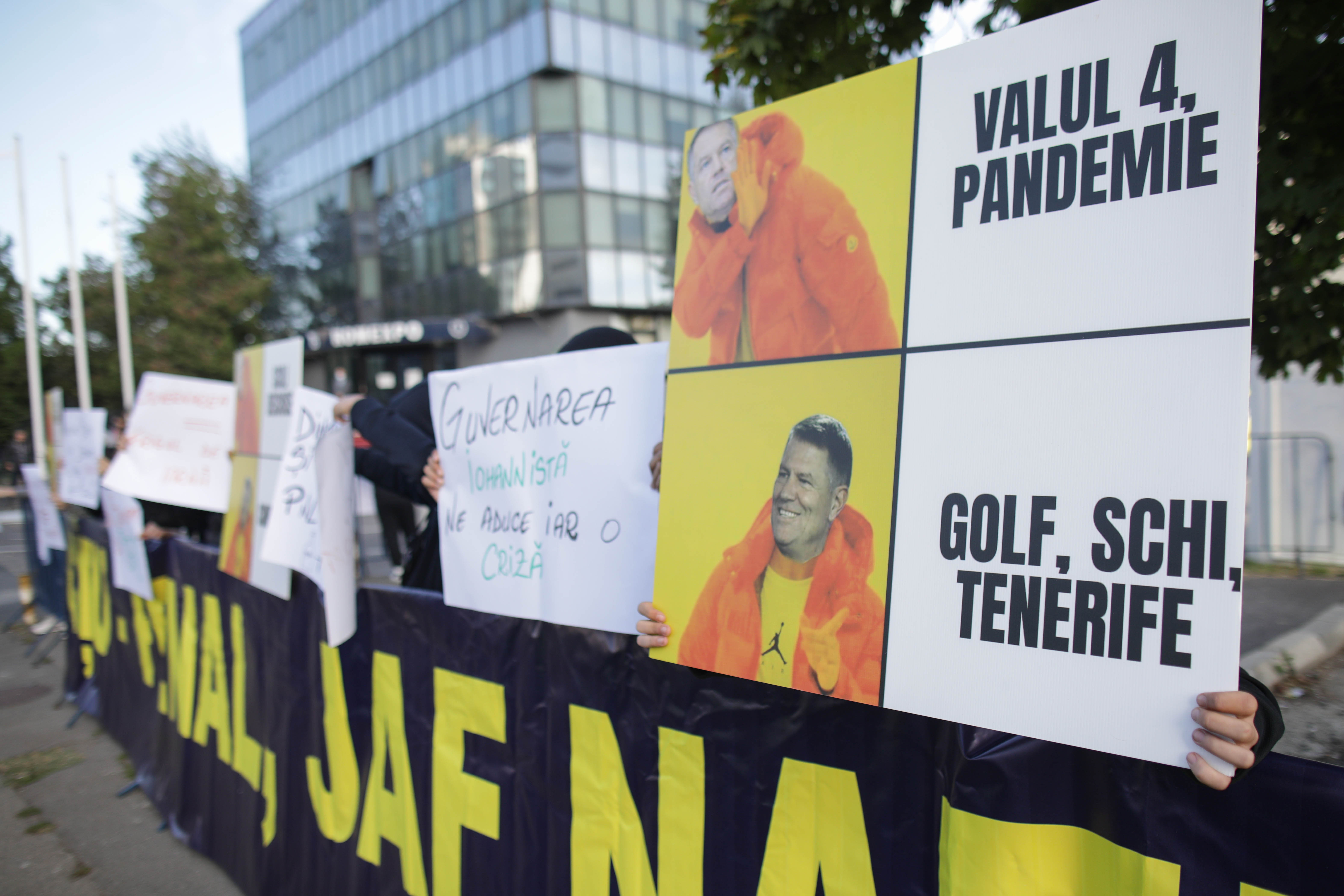 Spectacol cu ciolan, golf și manele la Congresul PNL