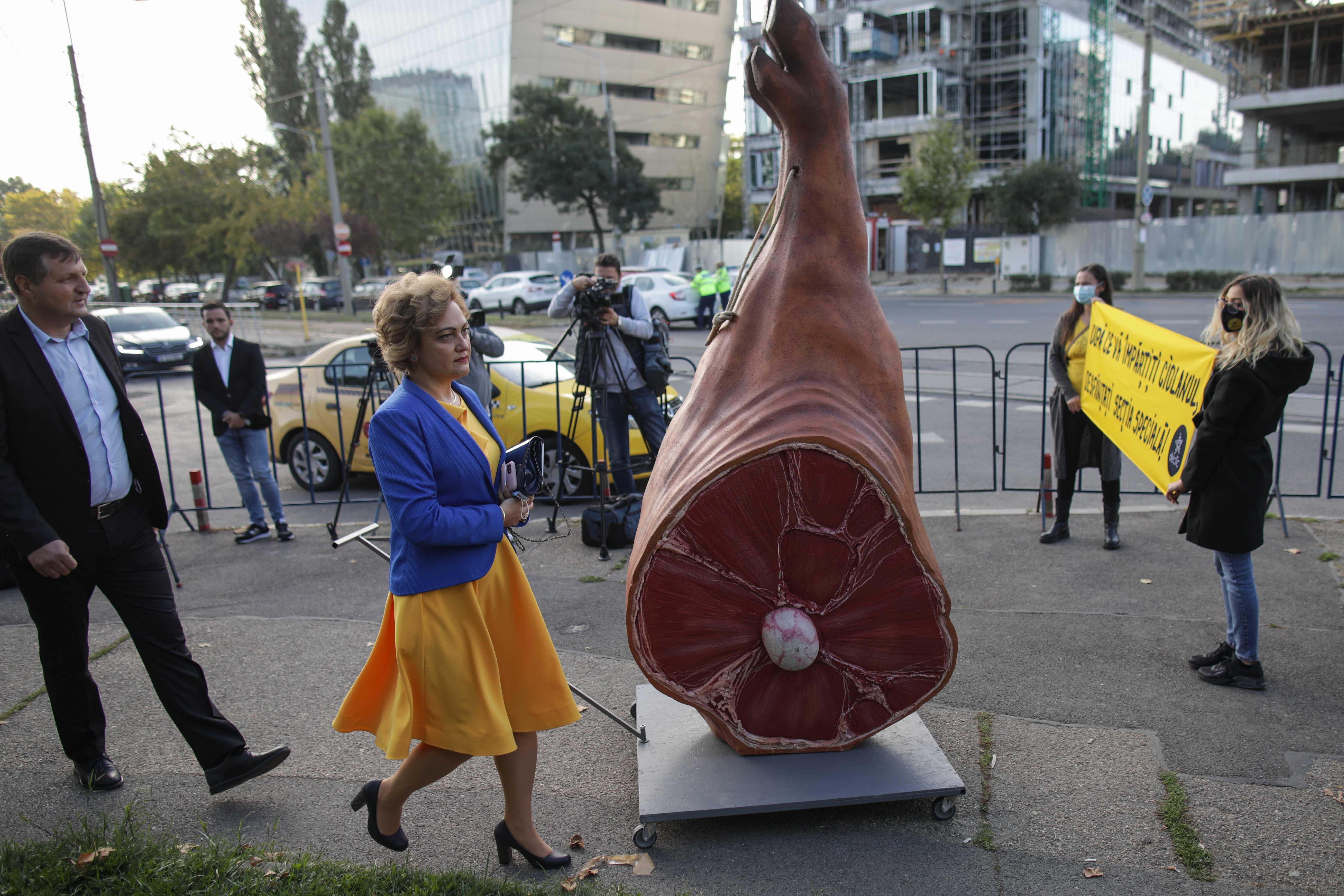 Spectacol marca PSD: ciolan, golf și manele la Congresul PNL