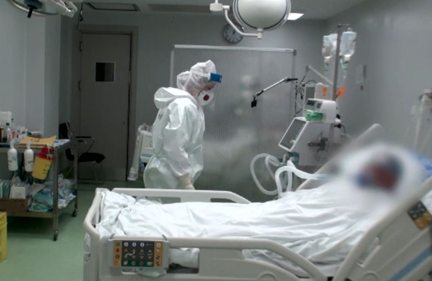 Ambulanțele au stat la cozi să predea bolnavii de COVID. Între timp, grupuri de pelerinii merg la Sfânta Parascheva