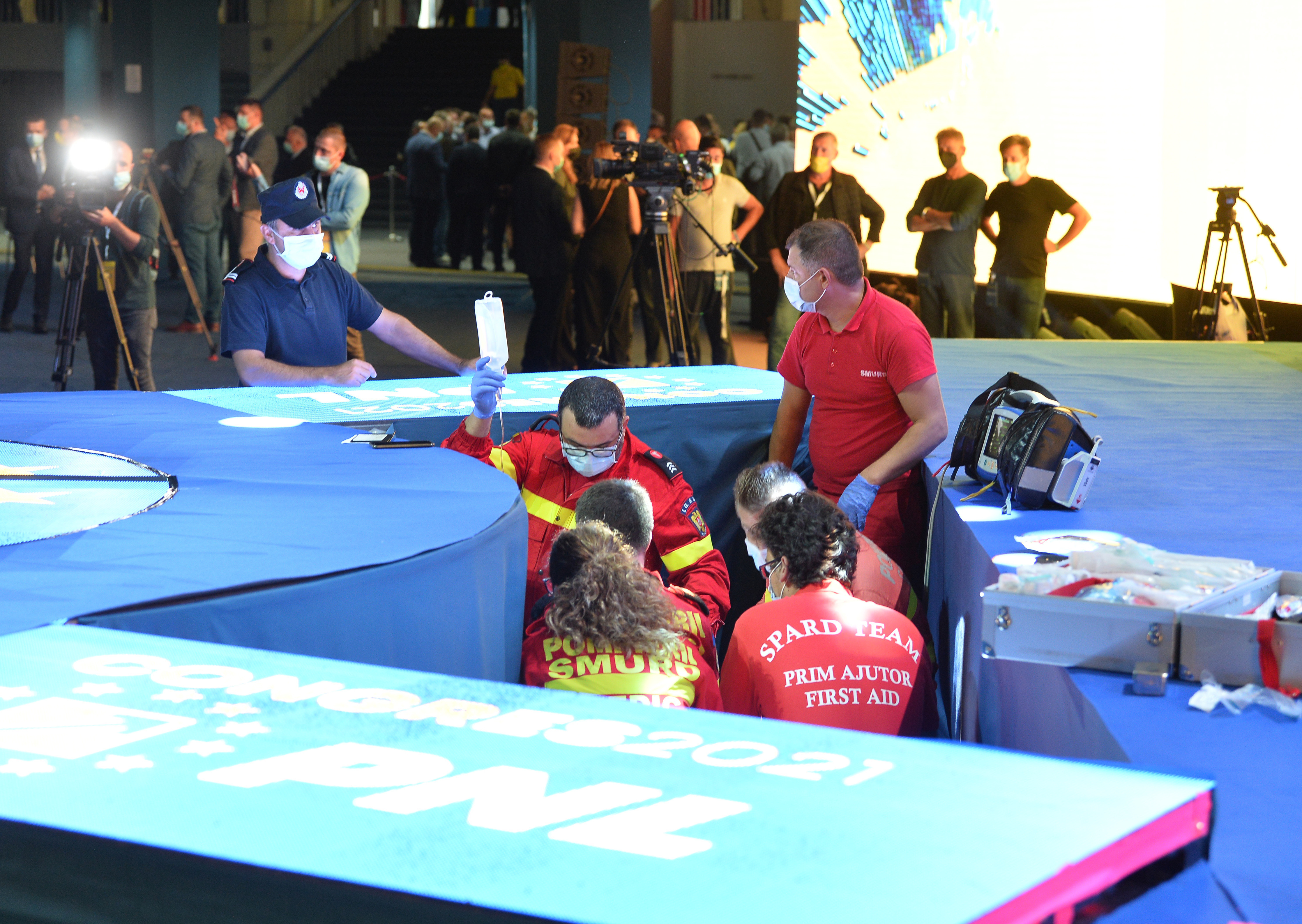 VIDEO. Incident la Congresul PNL: un delegat a căzut prin podeaua scenei modulare