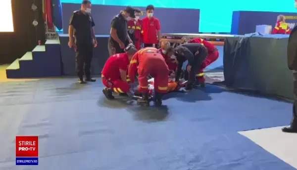 Incident la Congresul PNL: un delegat a căzut prin podeaua scenei modulare