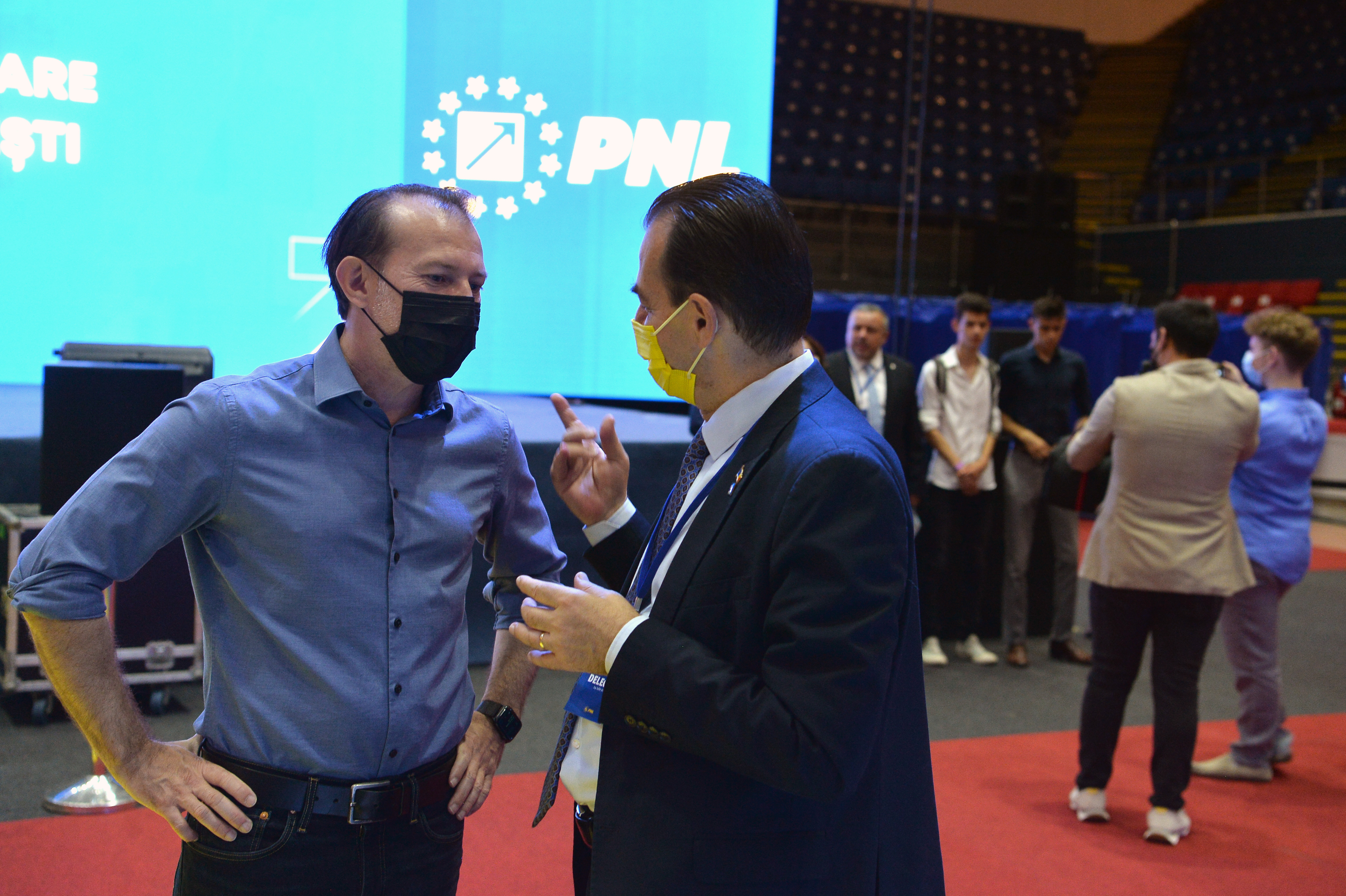 Orban râde de Cîțu, după ce i s-au cerut explicații pentru declarația cu Iohannis: ”De când îmi cere mie lămuriri Florin?”