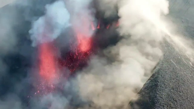 Un nor de cenușă și gaze toxice traversează România, după erupția vulcanului Cumbre Vieja
