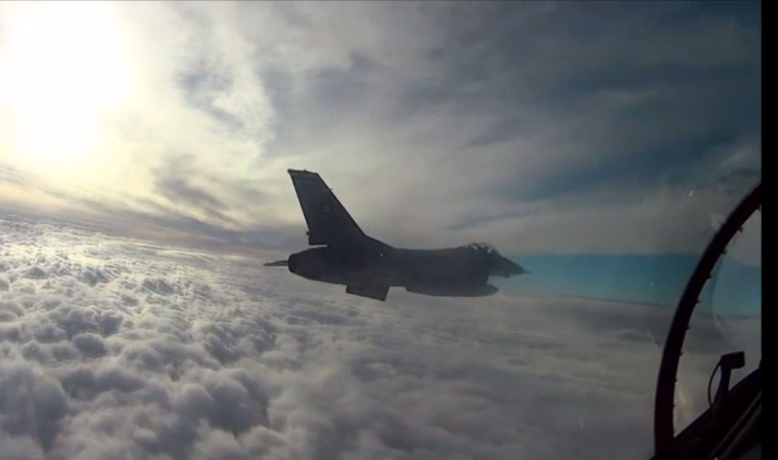 Avioane F16 au survolat cimitirul Bellu, drept omagiu adus pilotulului Ion Dobran