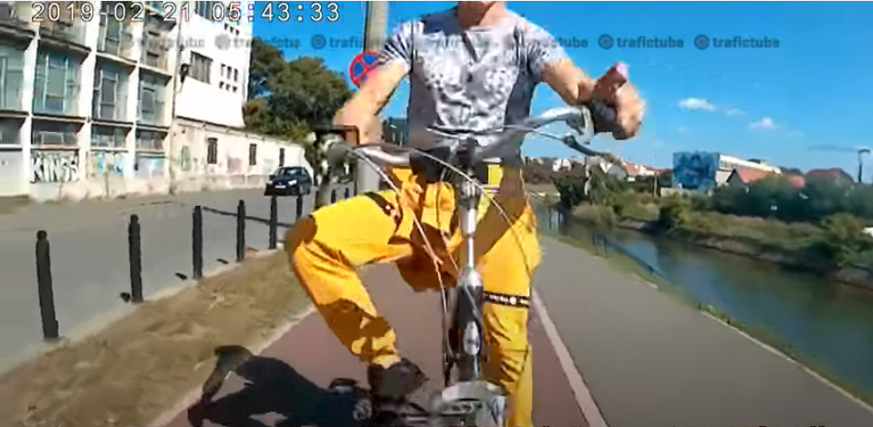 Accident între bicicliști, pe o pistă amenajată în Timișoara. Unul dintre ei vorbea la telefon VIDEO
