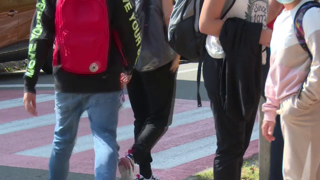 Un elev din Târgoviște a fost tăiat cu un briceag de un coleg. Totul ar fi pornit de la un telefon mobil