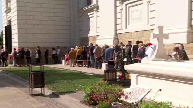 Rânduri de pelerini la Catedrala Mitropolitană din Iași, cu două săptămâni înainte de sărbătoarea Sfintei Parascheva