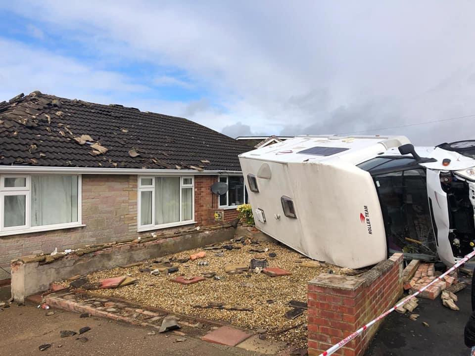 Un fenomen straniu a distrus mai multe case și mașini în Anglia. FOTO și VIDEO