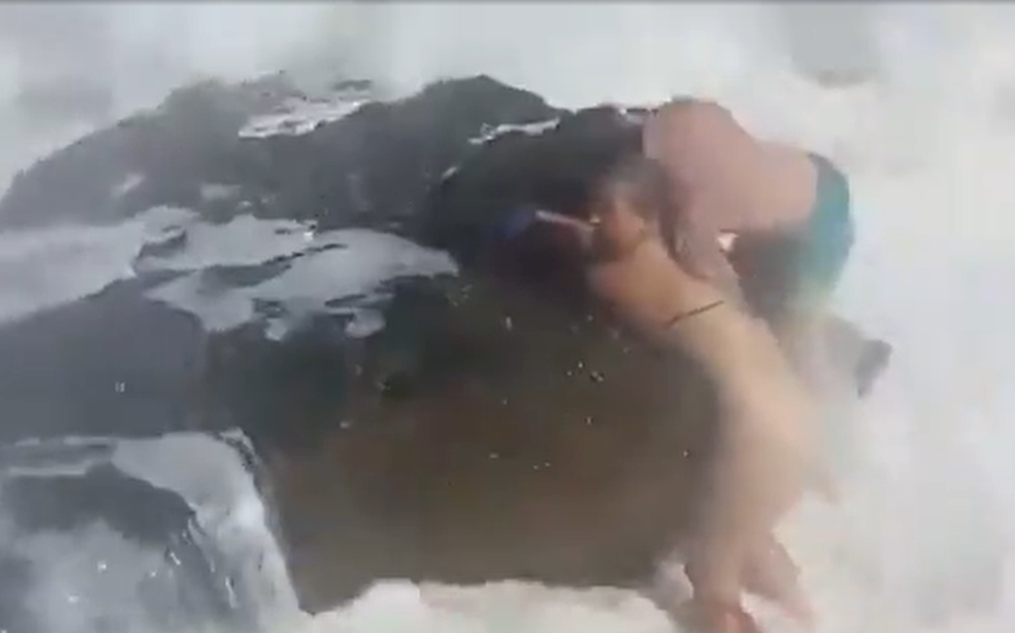 VIDEO Un bărbat din Rusia a murit în mare, în timp ce încerca să salveze o prietenă. Soția sa a filmat toată scena