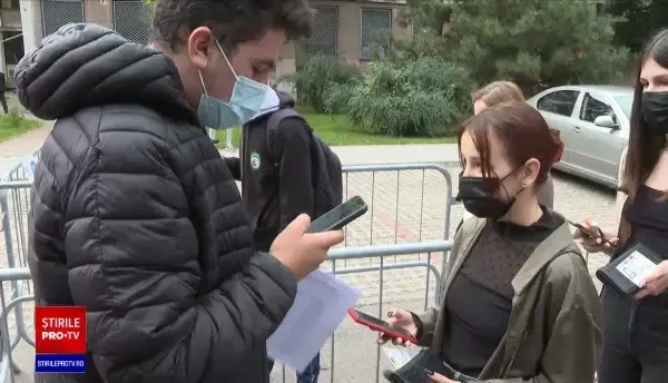 Deschiderea aunului universitar a început în ton cu vremurile. Mulți studenți au urmărit festivitățile de acasă