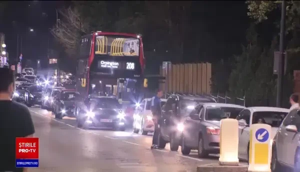 Criza post-Brexit din Anglia ia amploare. Cozi uriașe la pompe, mii de benzinării au rămas fără combustibil