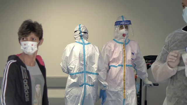 Oamenii mor pe holurile spitalelor, așteptând să se elibereze un loc la secția de Terapie Intensivă