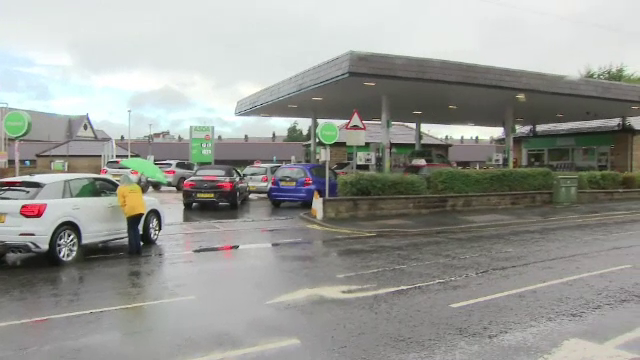 Benzina a început să fie distribuită cu rația în UK. Cozi uriașe la pompe. FOTO