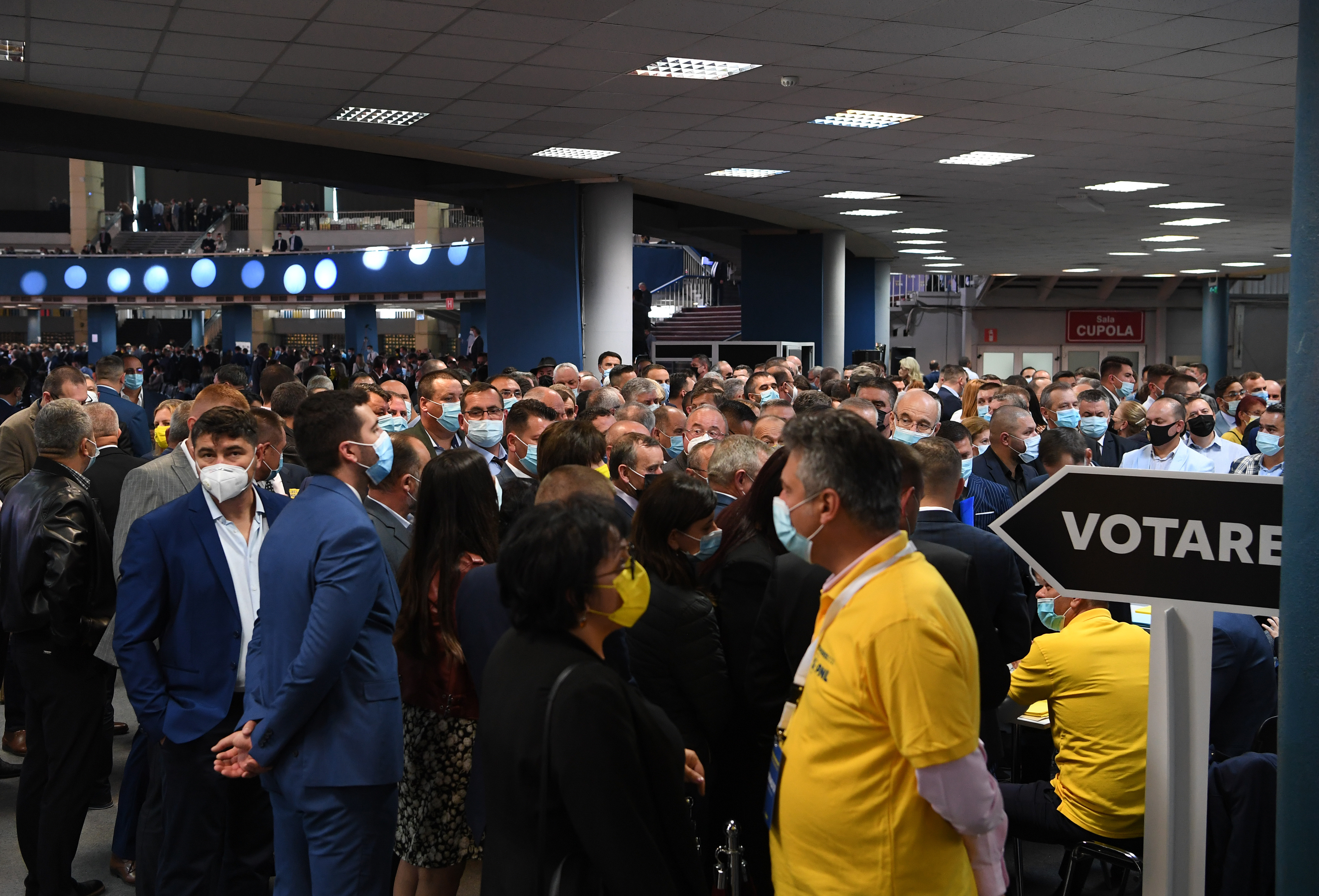 Organizatorii congresului PNL, amendați cu 10.000 de lei pentru nerespectarea regulilor Covid