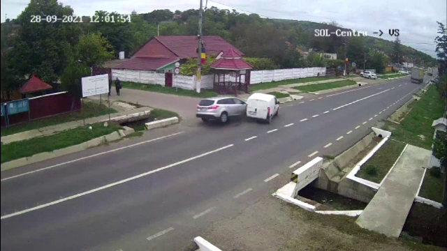 Momentul în care o autoutilitară se răstoarnă, după ce a fost lovită puternic de o mașină. Patru persoane au ajuns la spital