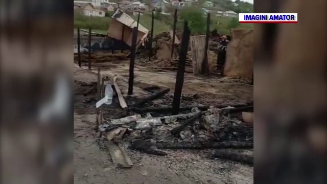 O familie cu nouă copii din Iaşi a rămas pe drumuri după ce un incendiu violent le-a distrus casa