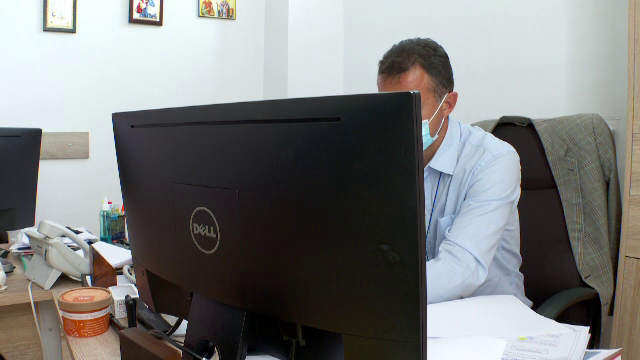 Revolta unor angajați la stat după ce primarul le-a tăiat sporul pentru statul pe scaun. „E un drept prevăzut de lege”