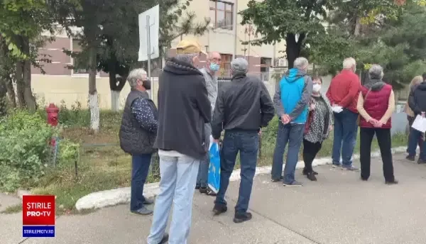 Zeci de bucureșteni la coadă pentru vaccinare, la Institutul „Matei Balș”