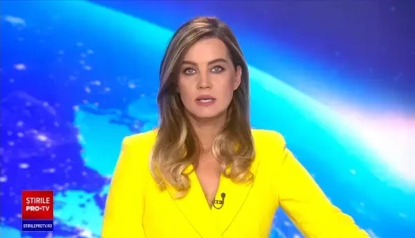 Momentul în care o autoutilitară se răstoarnă, după ce a fost lovită puternic de o mașină. Patru persoane au ajuns la spital