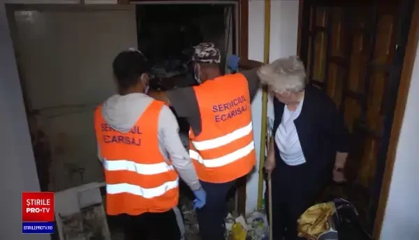O pensionară din Târgovişte şi-a umplut apartamentul de 4 camere cu gunoaie până la tavan