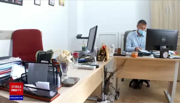 Revolta unor angajați la stat după ce primarul le-a tăiat sporul pentru statul pe scaun. „E un drept prevăzut de lege”