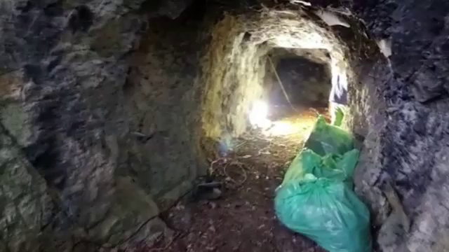 Sute de saci de gunoaie, strânse dintr-o peșteră din Brașov. Ce au decis autoritățile