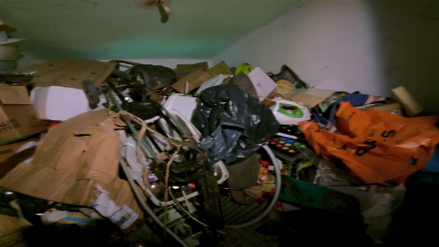 Un bărbat și-a umplut casa de gunoaie până la tavan, spre disperarea vecinilor. ”Aici, când e căldură, nu se respiră”