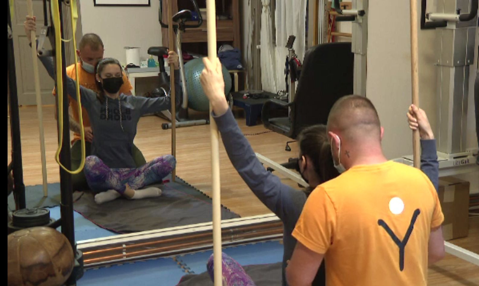 Pandemia a generat dureri de spate. Tot mai multe persoane au nevoie de kinetoterapie. Ce trebuie făcut la fiecare oră