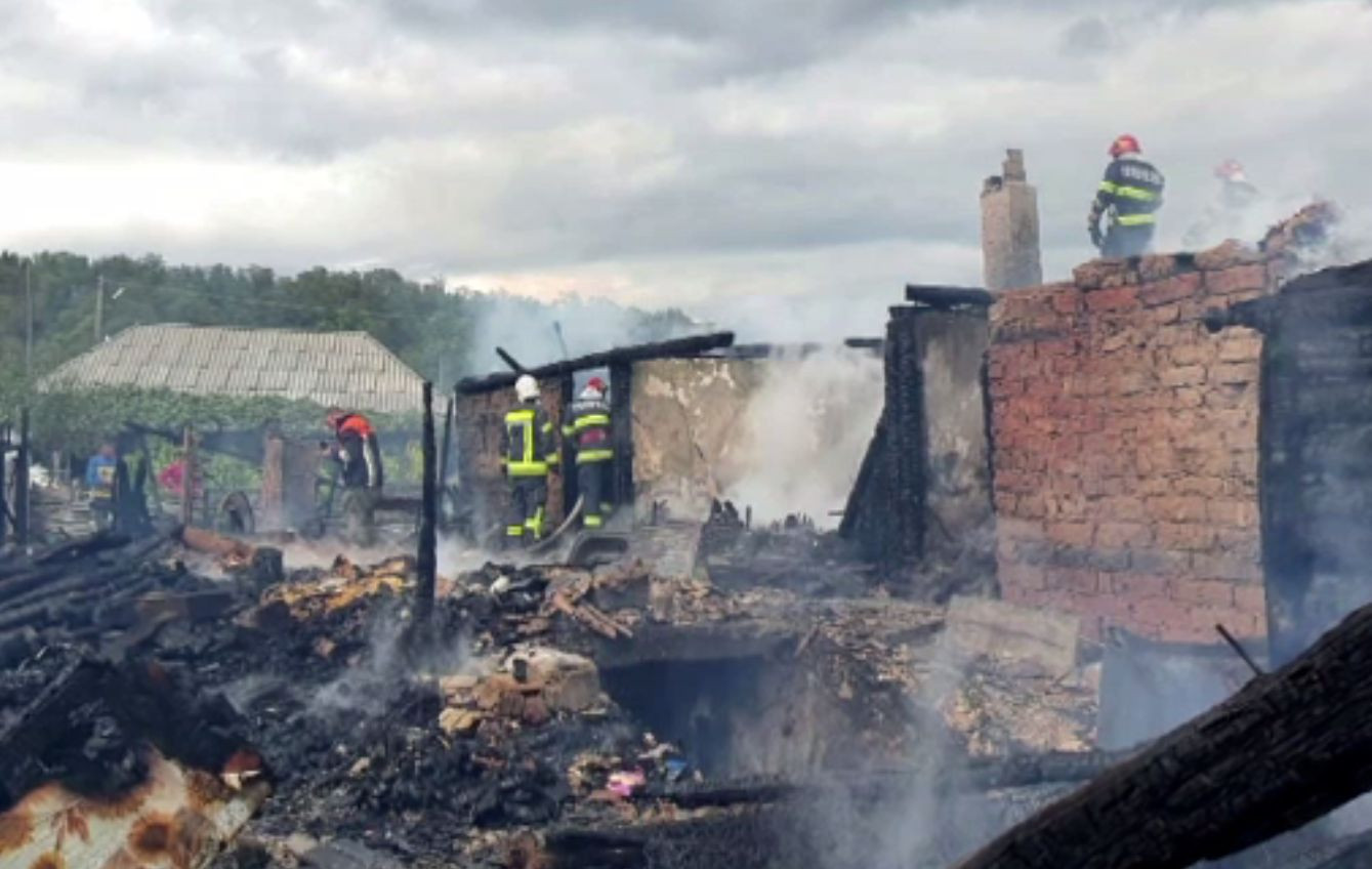 Doi bătrâni rămași fără casă după un incendiu nimicitor, ajutați de vecini. Mai au doar hainele de pe ei