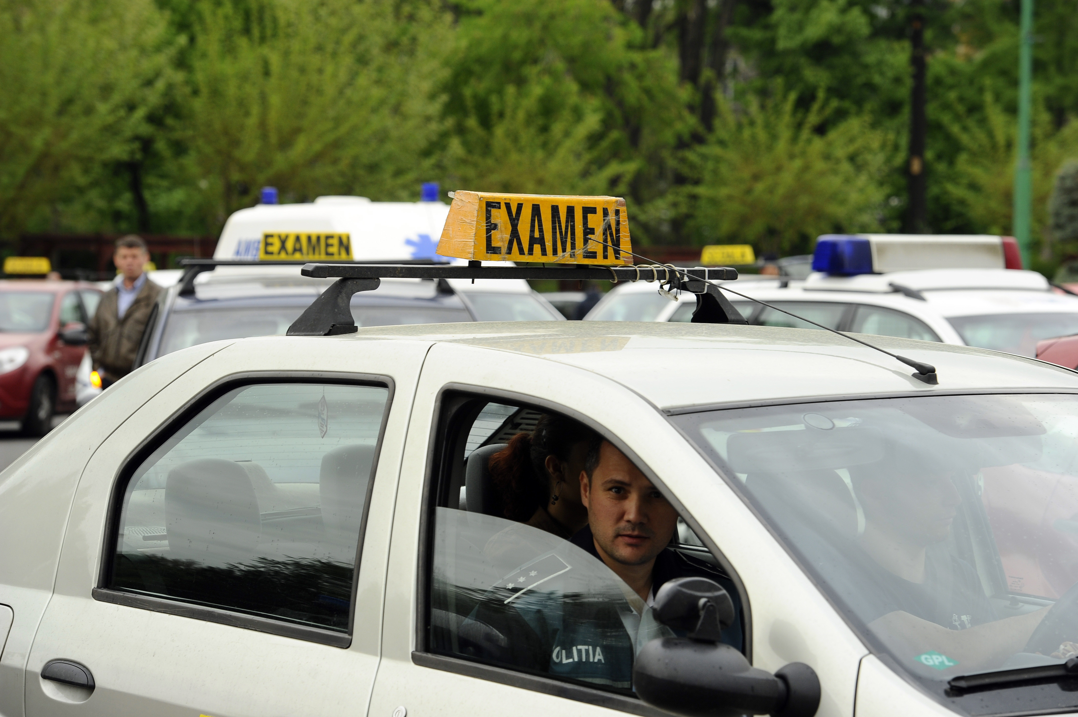 Un ieșean l-a luat la bătaie pe polițistul care tocmai l-a picat la examenul pentru permisul auto