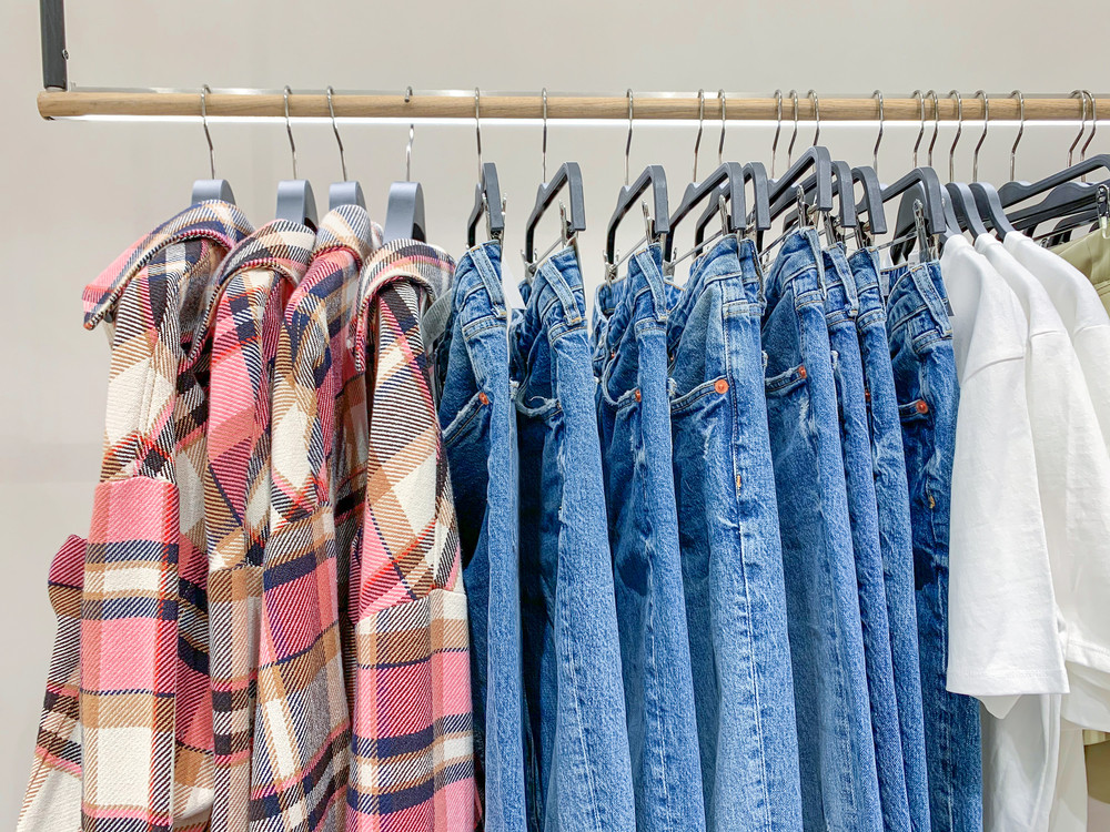 Motivul pentru care blugii și tricourile se scumpesc. Prețurile hainelor din bumbac au crescut și cu 50%