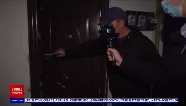 Un bărbat și-a umplut casa de gunoaie până la tavan, spre disperarea vecinilor. ”Aici, când e căldură, nu se respiră”