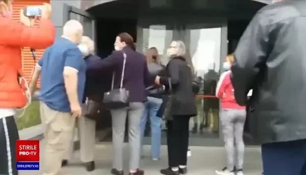 Scandal la un centru de vaccinare din Craiova. Oamenii s-au certat la coadă, pe programări
