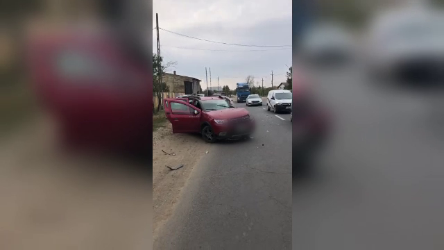 Două persoane au fost rănite după ce mașina în care se aflau a intrat într-un camion