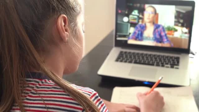 Mii de tineri pot pleca la studiu în alte țări cu burse Erasmus ori Flex. Programele s-au redeschis