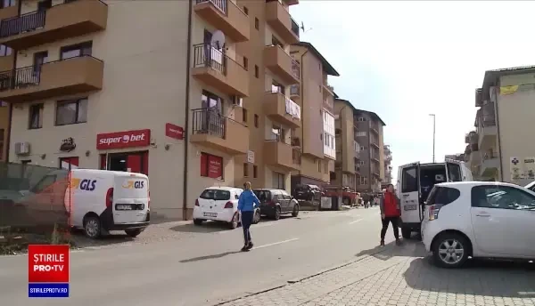 O femeie din Cluj s-ar fi aruncat de la etaj în timp ce în locuinţa ei se afla şi un echipaj SMURD