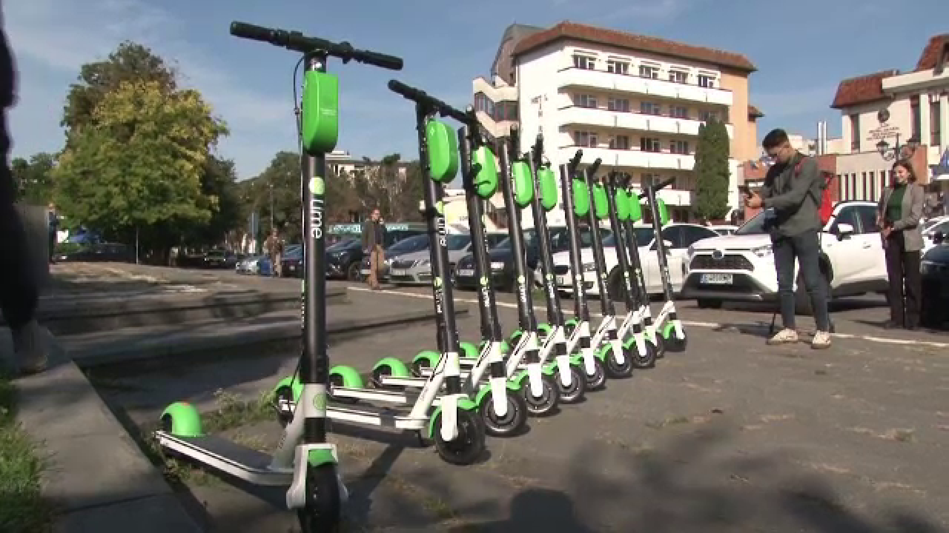 Klaus Iohannis a promulgat legea: Poliţia locală poate acorda sancţiuni conducătorilor de trotinete electrice