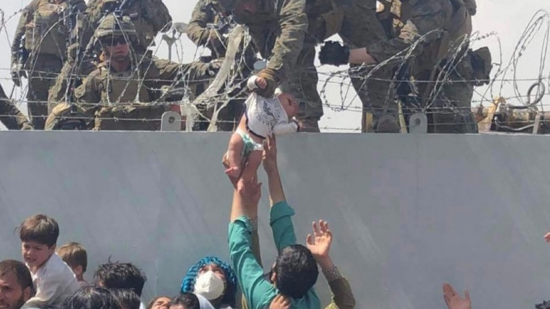 Ce s-a întâmplat cu fetița salvată de soldații americani, în Kabul. A fost scoasă din mulțime peste un gard ghimpat