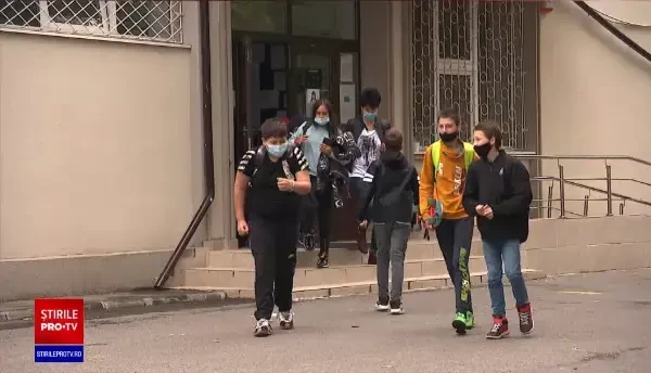 Școlile rămân deschise indiferent de rata de infectare. Teste pe bază de salivă pentru copii