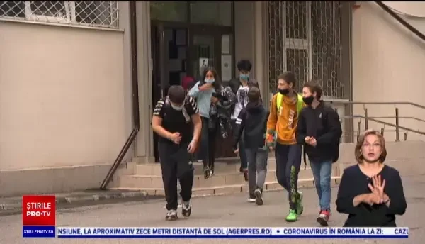 Cursurile se suspendă la o şcoală dacă 50% dintre clase au activitatea întreruptă din cauza COVID