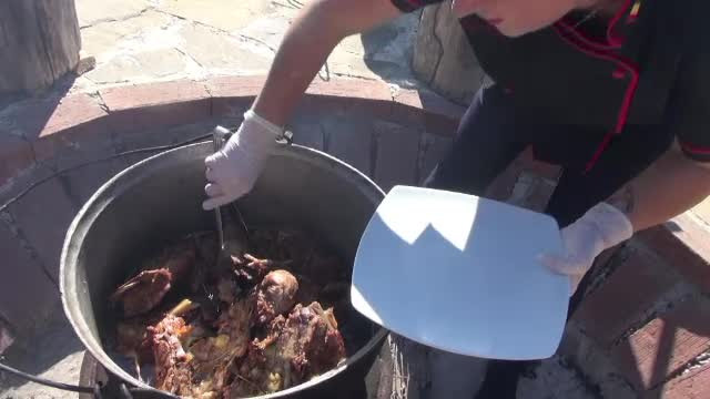 Festivalul Berbecului a ajuns la a 4-a ediție: pastramă, brânză în scoarţă de brad și plăcinte moldovenești