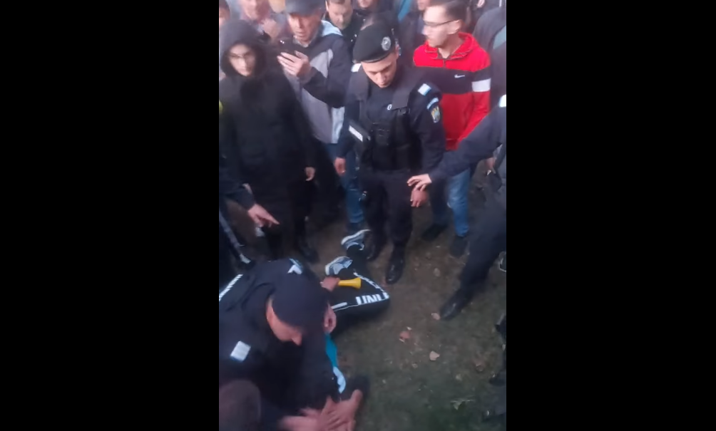 Protest față de restricții și vaccinare, la Rădăuţi. Jandarmii au folosit spray lacrimogen. VIDEO