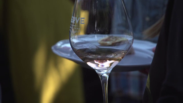 Ziua Națională a Gastronomiei și a Vinului Românesc. Cu ce bunătăți tradiționale au fost delectați turiștii străini