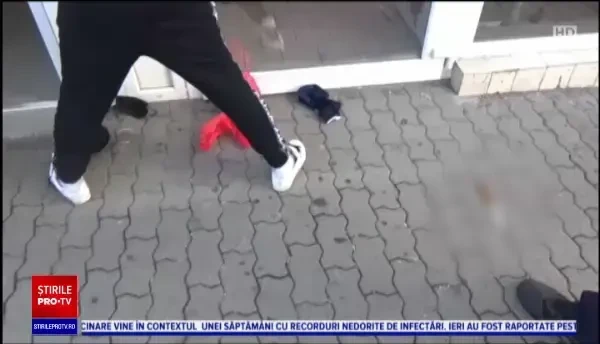 Un bărbat a ameninţat că detonează o bombă la o casă de schimb valutar din Arad. Ce era, de fapt, în pachet