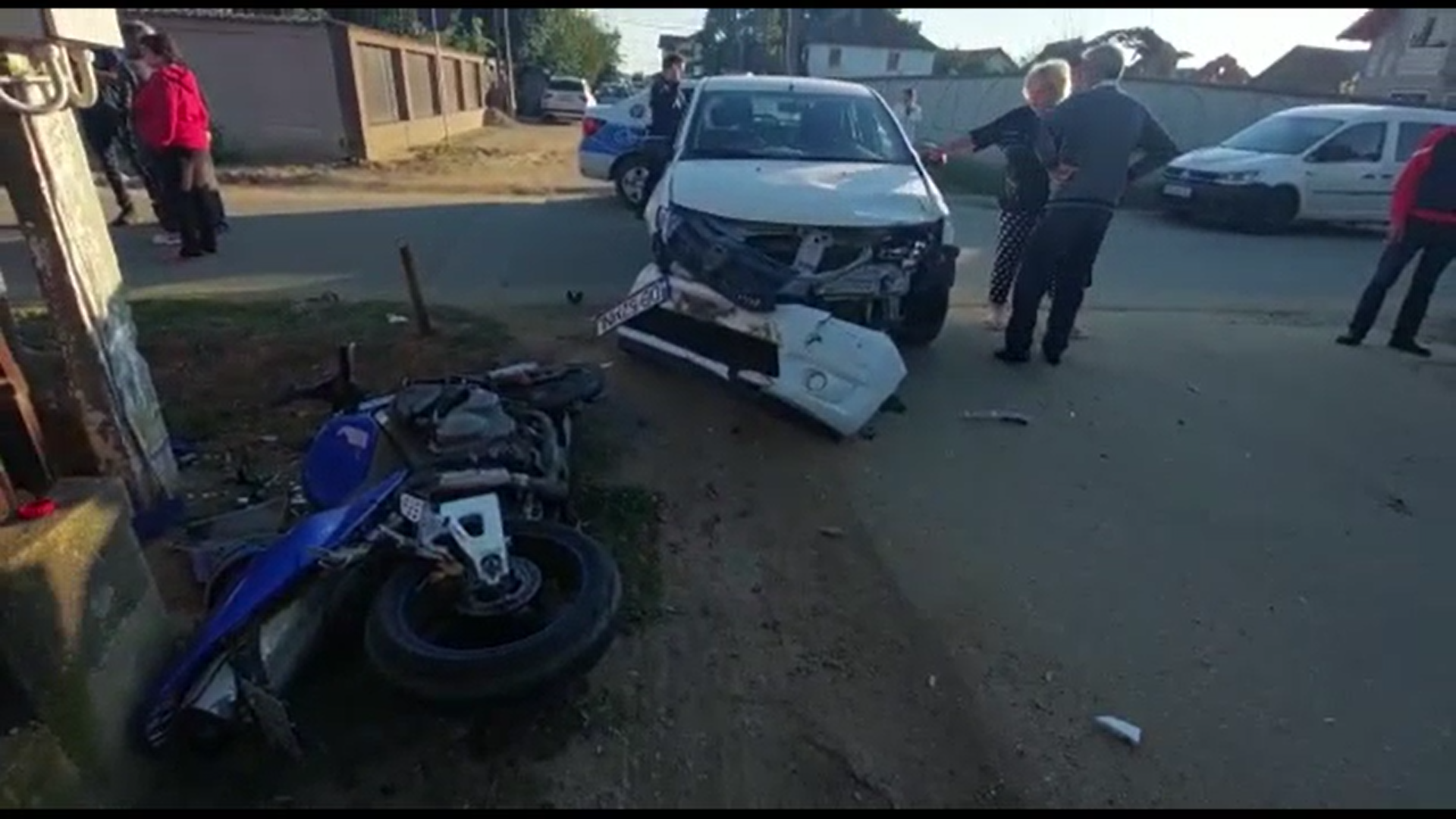 Un tânăr din Dâmbovița a ajuns la spital după ce motocicletă pe care o conducea a fost izbită în plin de o mașină