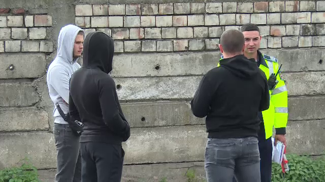 Scandal lângă un adăpost de câini din Târgoviște. Ce ar fi pățit un bărbat care a vrut să hrănească patrupedele