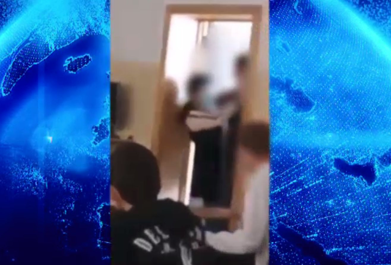 Un elev de clasa IX-a, acuzat că a bătut o profesoară. Femeia are trei coaste rupte și o fractură de stern