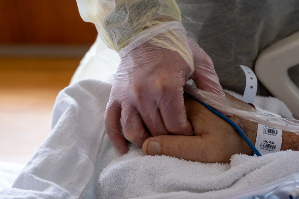 Situație disperată în țară, din cauza Covid-19. Pacienții sunt conectați la oxigen, direct de pe scaune