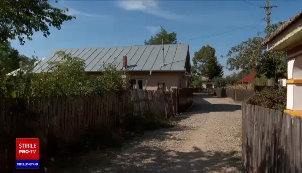 Caz șocant într-o comună din Buzău. Un bărbat, cercetat pentru profanare de cadavre, după ce și-a îngropat mama în curte